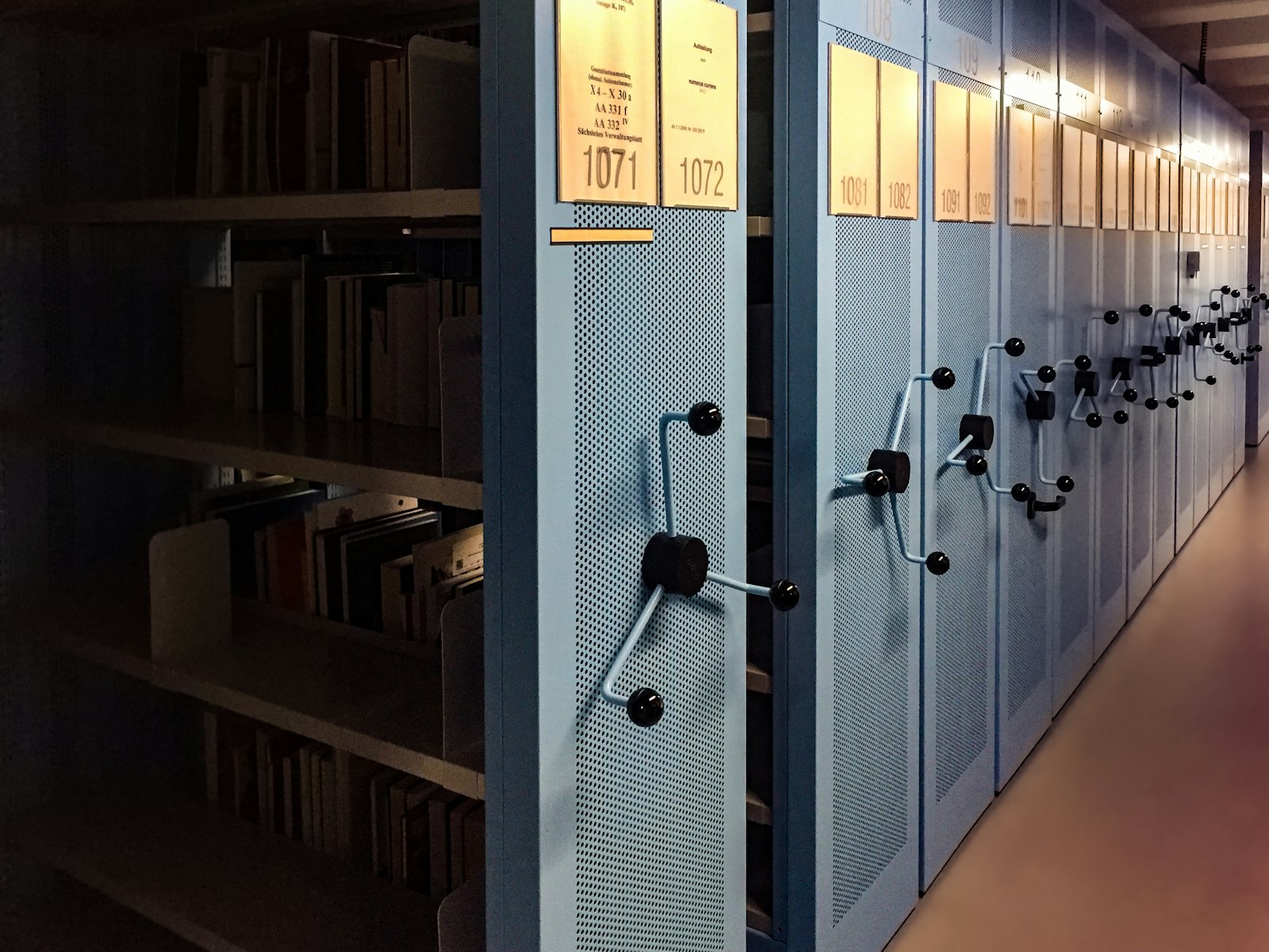 Estantes de arquivo institucional preservando décadas de documentos