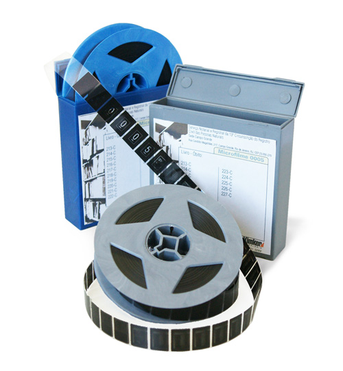 Rolos de microfilme acondicionados em boxes etiquetados
